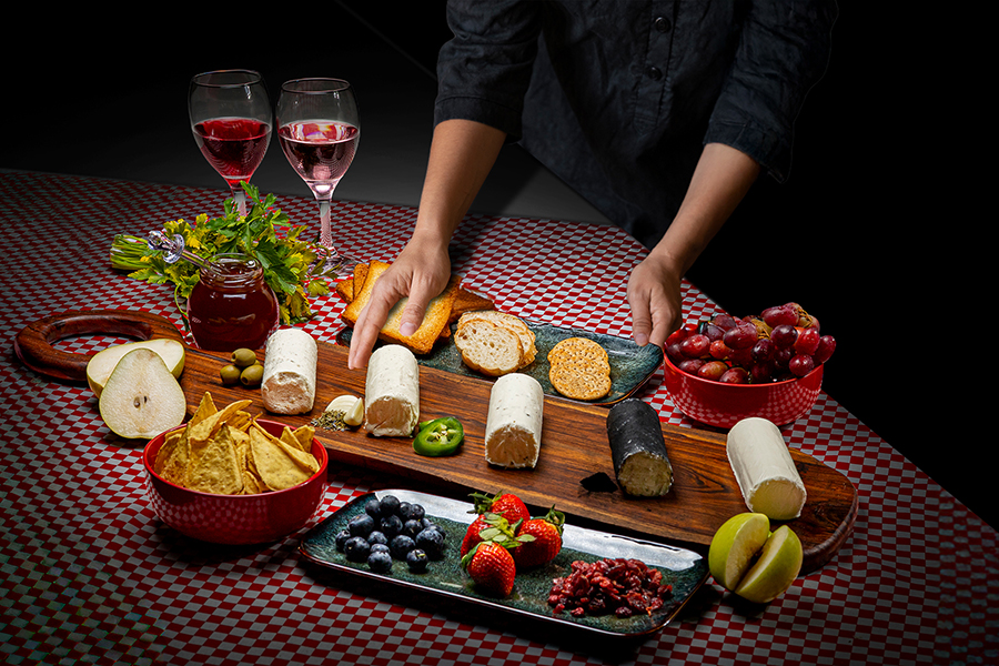 Chef profesional seleccionando variedades de queso de cabra Le Blanc en un punto de venta especializado, representando el servicio de atención directa a restaurantes y el sector gastronómico.