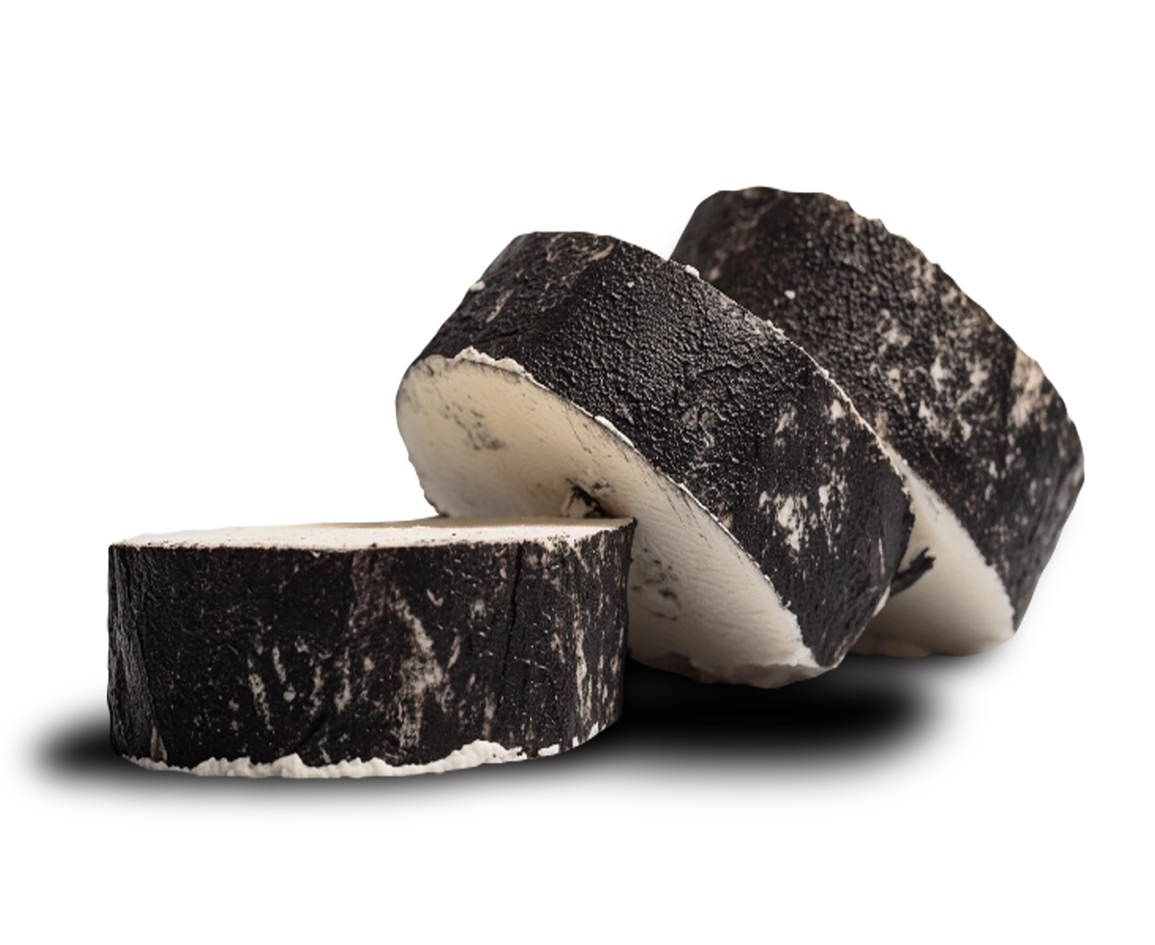Medallones de queso de cabra Le Blanc cubiertos con ceniza vegetal de grado alimenticio, destacando su textura cremosa y corteza artesanal.